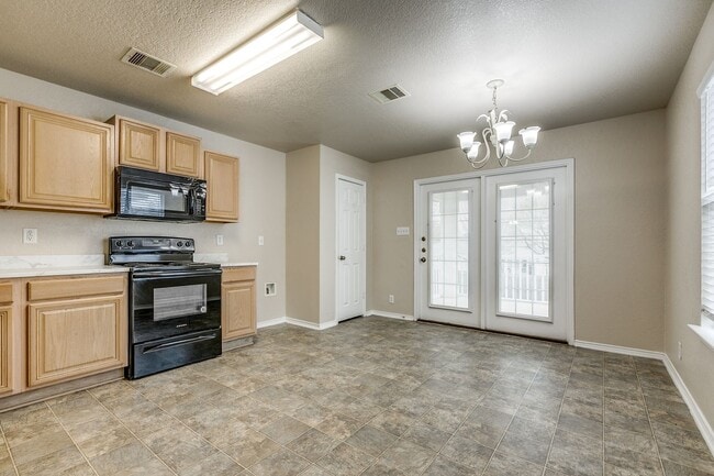 Building Photo - Charming 3/2/2 single-story home in highly desirable Westover Crossing