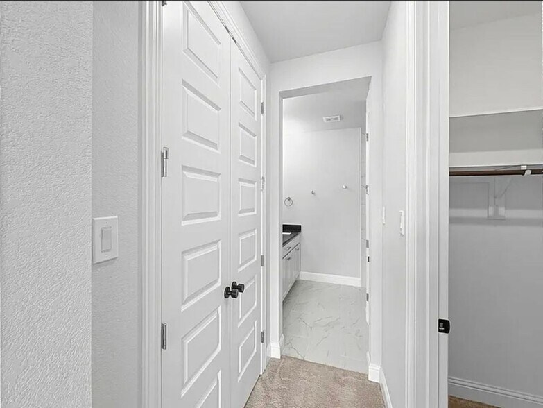 Building Photo - 9525 Thorncrown Ln