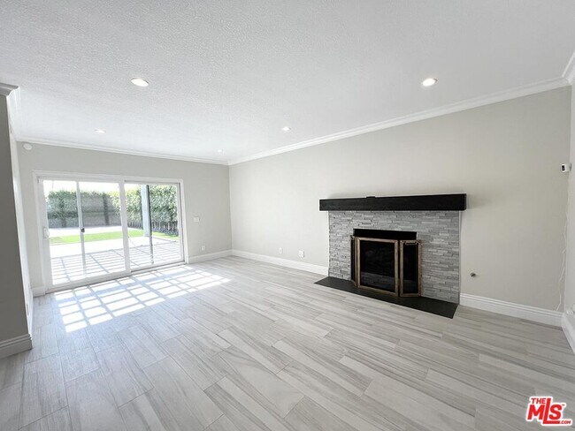 Building Photo - 10758 Cozycroft Ave