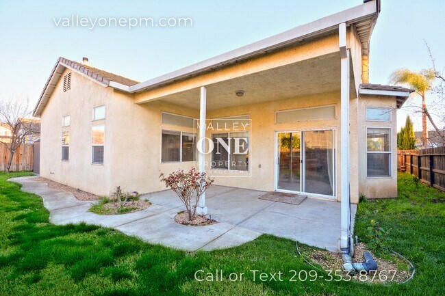 Building Photo - Charming 4 bedroom, 2 bath single story ho...