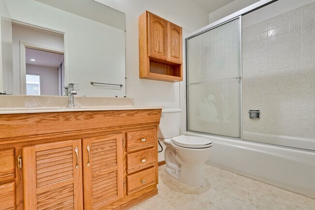 Building Photo - Bright and Spacious 3 Bed 2 Bath Single Fa...