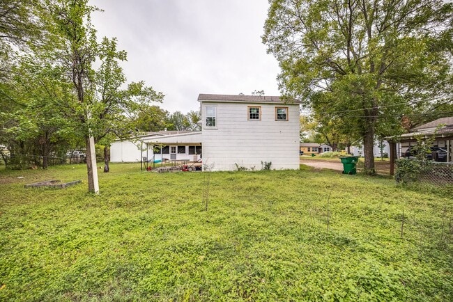 Building Photo - Updated apartment in great location