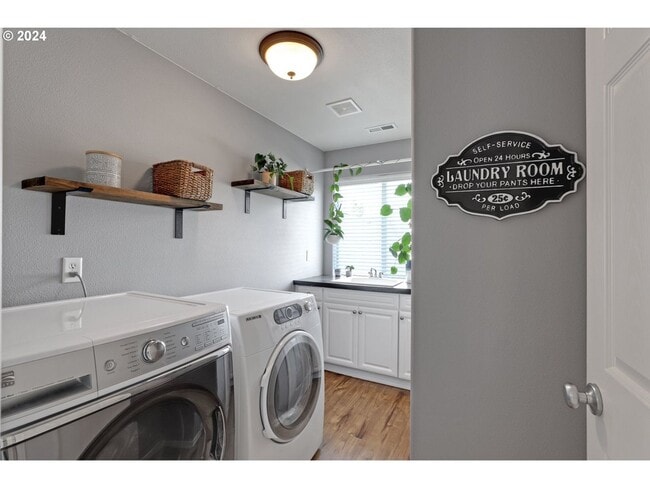 Building Photo - IMMACULATE & LOVELY 5 bed, 3 bath, + huge bonus room that can serve as a 5th bedroom, 2 car garage