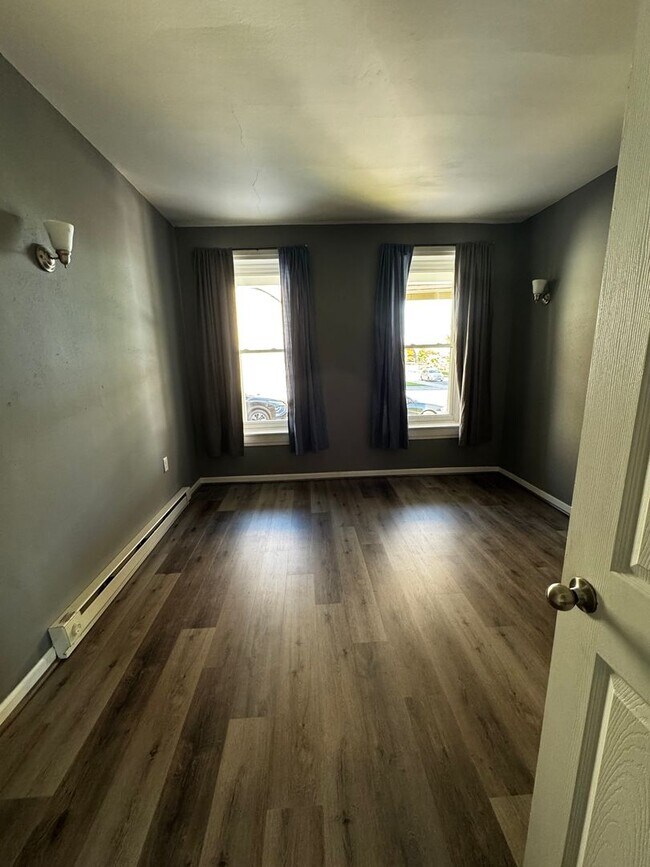 Building Photo - 2 Bedroom, 1st Floor Apartment