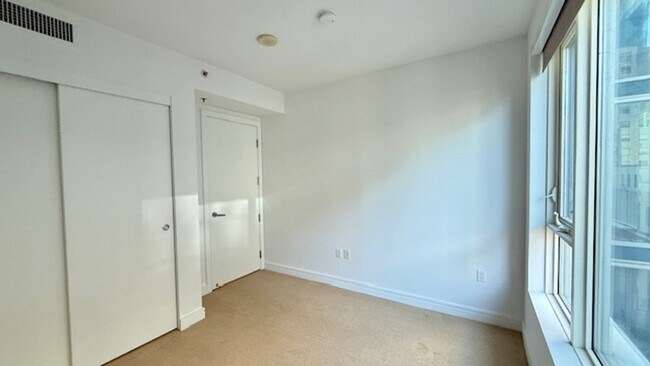 Building Photo - 2BR 2BA @ The BLU in SOMA/South Beach -AMSI