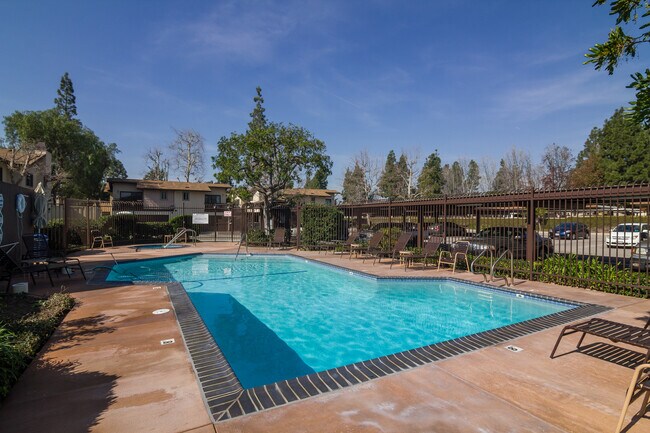 Building Photo - 6716 Clybourn Ave