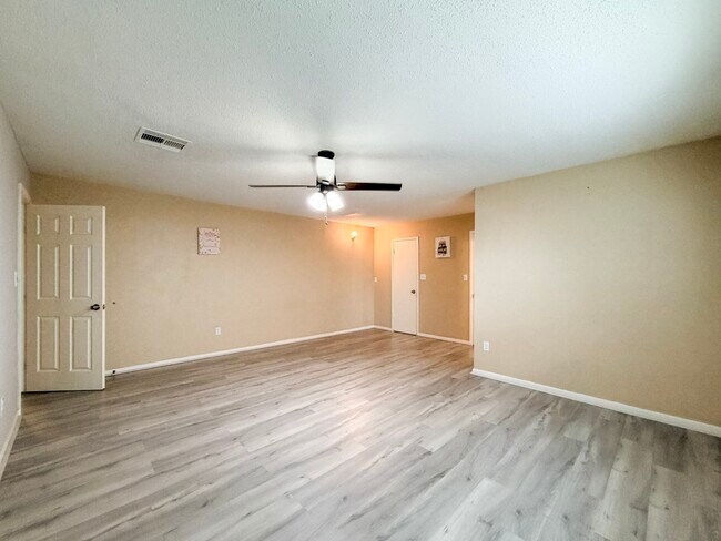 Building Photo - 6506 Briar Glade Dr