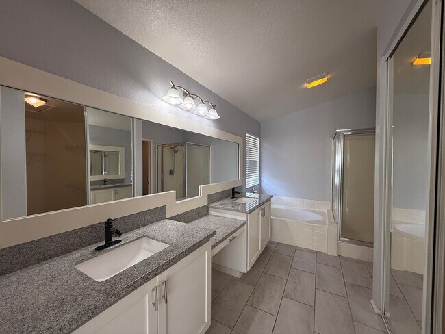 Building Photo - Available Now Palmdale 7 bedrooms !