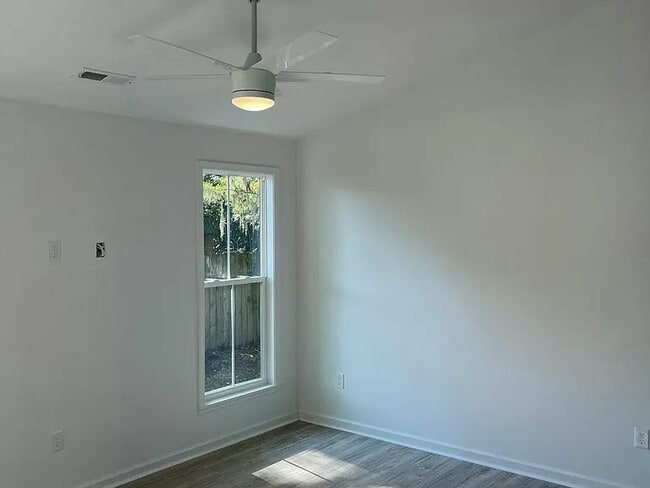 Building Photo - 403 Bayview Dr