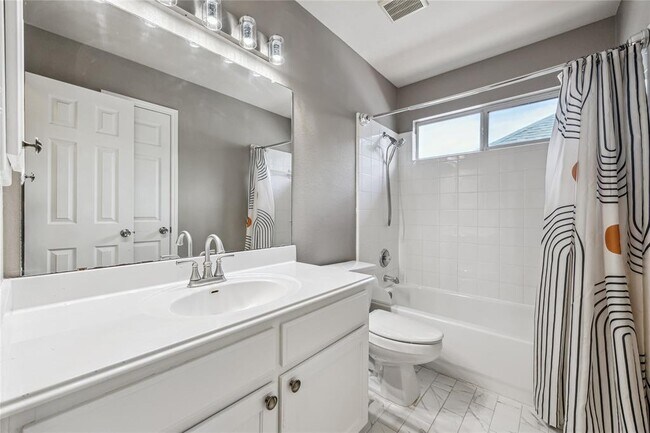 Building Photo - 2212 Clover Ridge Dr