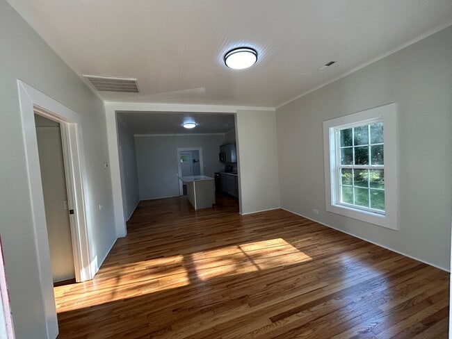 Building Photo - 401 Francis St E