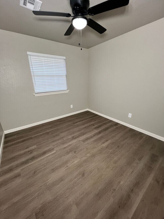 Building Photo - 134 NE Fullerton- Hot new listing!