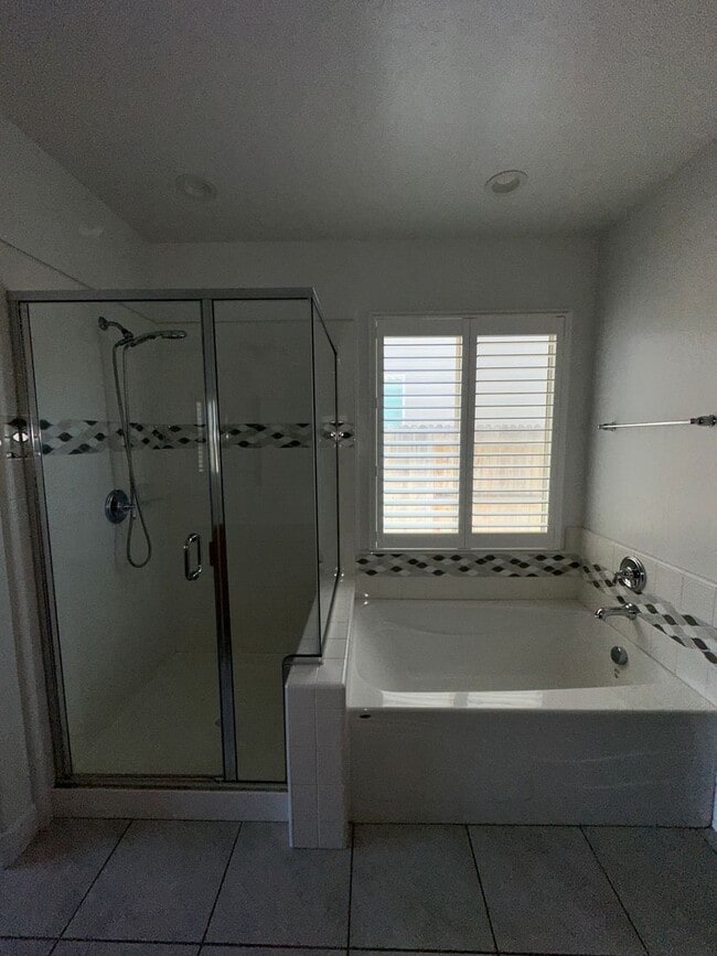 Building Photo - NW Visalia Home Coming Soon!