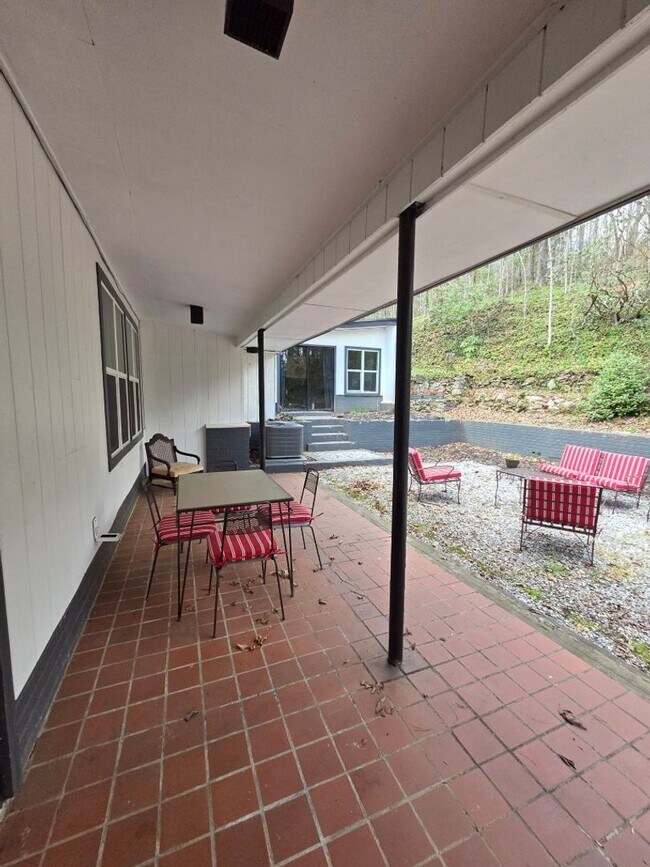 Building Photo - $1,800 - 3 Bedroom 2 Bathroom Gorgeous and Unique Furnished House in Webster