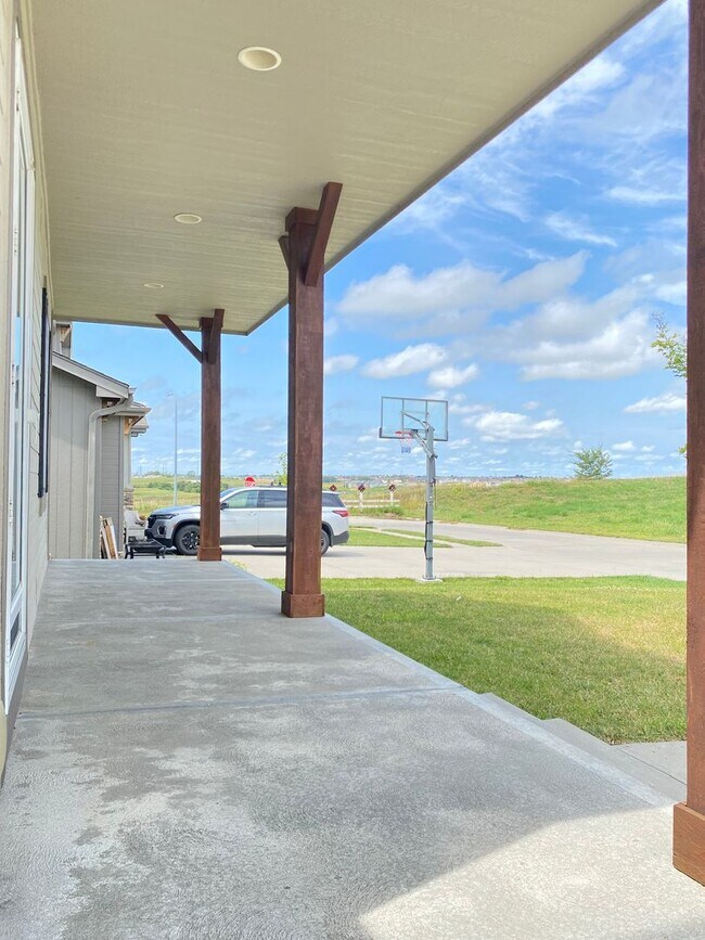 Building Photo - Beautiful & Nearly new SW Chalco area 4 bed Two Story