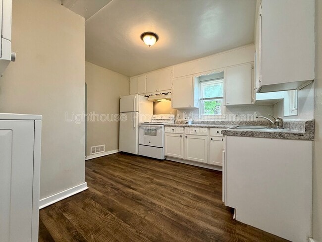 Building Photo - 2449 Hillside Dr NW