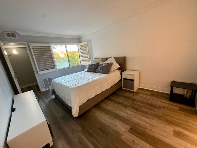 Building Photo - Spacious and Modern 2BR Condo in UTC, San Diego