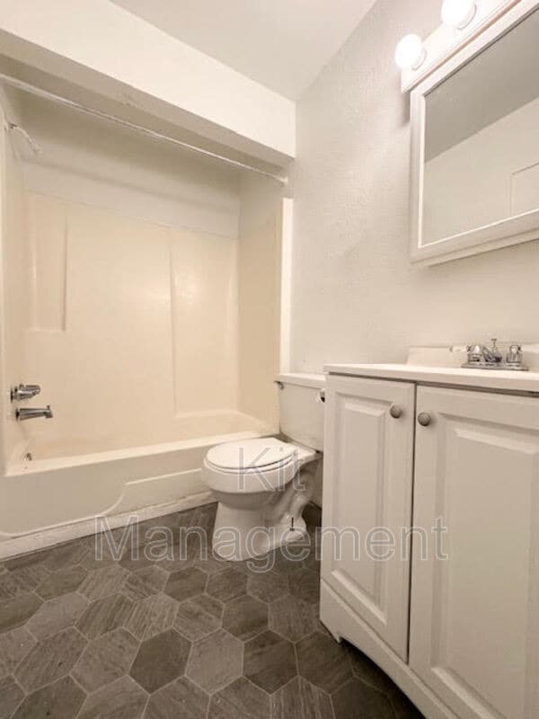 Building Photo - Charming 3-Bed Home with 1.5 Baths and 1,200 Sq Ft in West Toledo – $995/mo