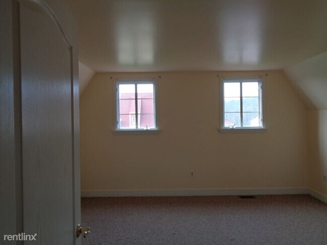 Building Photo - 2 br, 3 bath Townhome - 13 Market Plaza