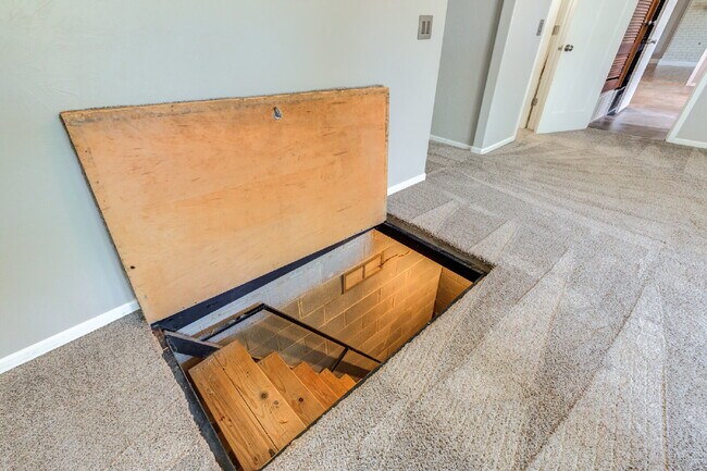 Building Photo - Renovated Three-Bedroom home in Central Lu...