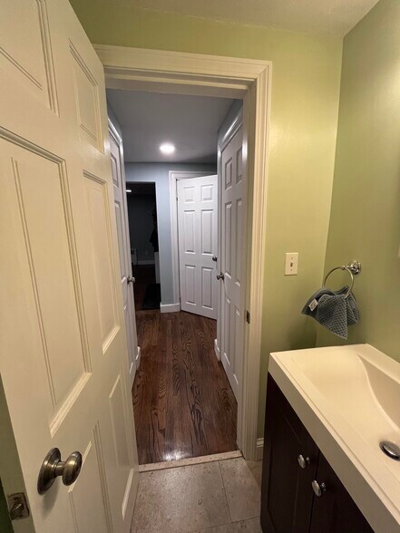 1st Fl - 1/2 Bath - 48 Aberdeen Rd