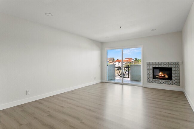 Primary Photo - 450 W 4th St