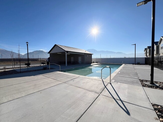 Building Photo - 3 Bed/2.5 Bath Townhome in Salem!