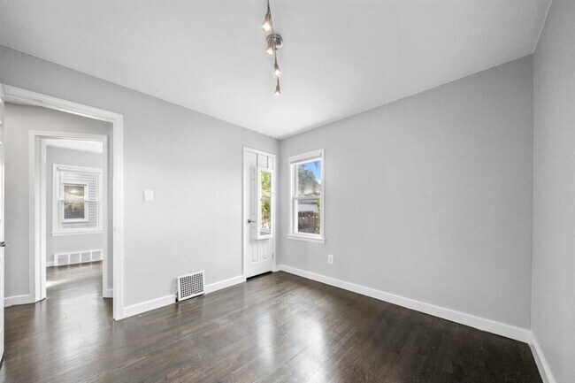 Building Photo - 2420 Harwood Ave