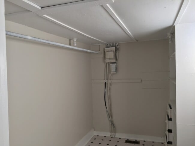 Building Photo - 324 Hale St