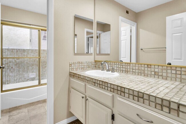 Building Photo - Beautiful 3 Bedroom/2.5 bath  detached hom...