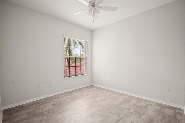 Building Photo - Beautiful Townhome in Laguna lakes 3 bedro...