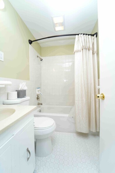 Building Photo - 176 Maple Ave