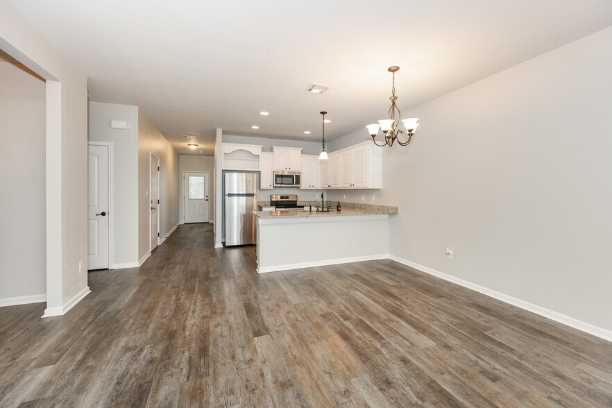 Building Photo - 2948 S Roth Ave