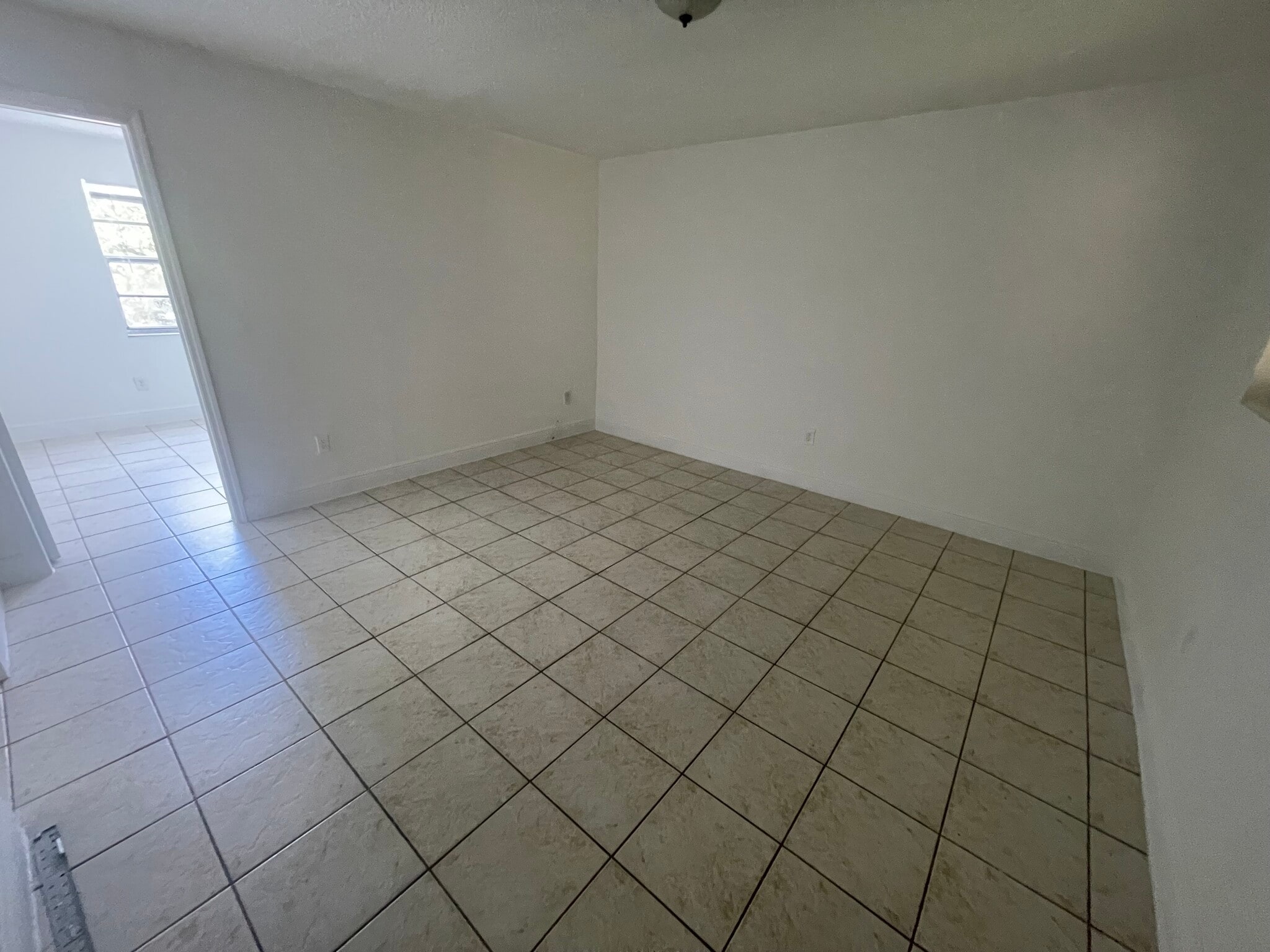 Building Photo - 1305 W 53rd St