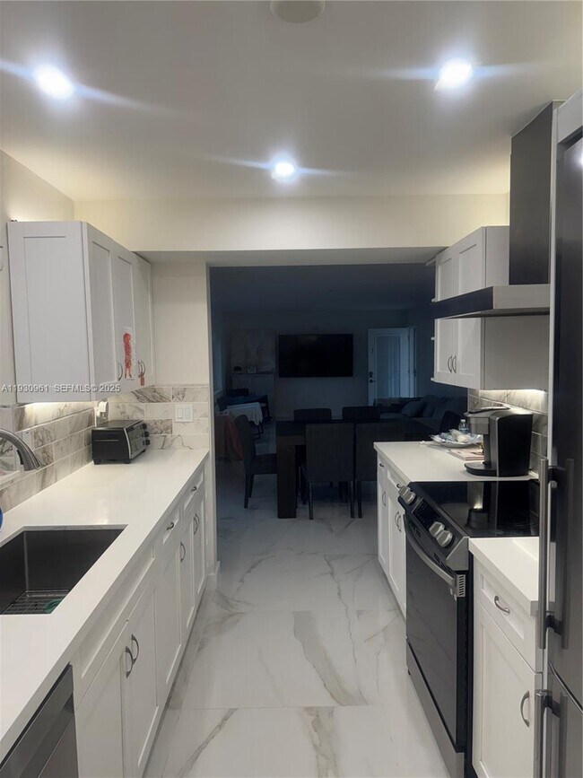 Building Photo - 3922 NE 166th St