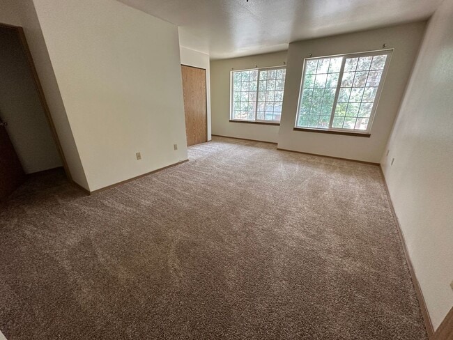 Building Photo - Townhouse Close to COCC! All New Carpet & ...