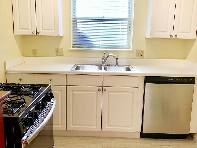 Kitchen - 2822 Victoria Ave