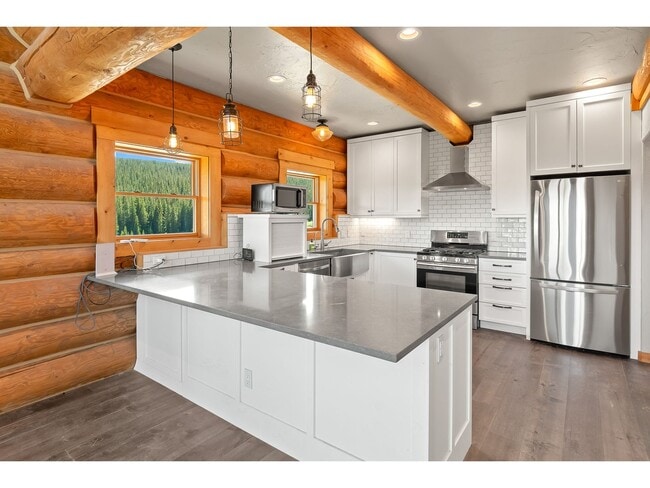Building Photo - Beautiful Home on 10 Acres