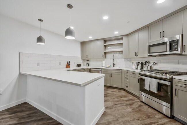 Building Photo - 375 Camino De La Reina