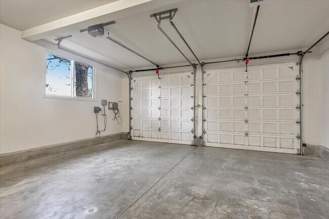 Building Photo - 954 Russell Ave