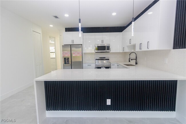 Building Photo - 843 Duplex St E