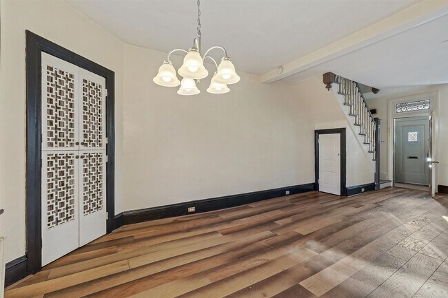 Building Photo - Spacious 5 Bedroom, 1.5 Bath Home in York,...