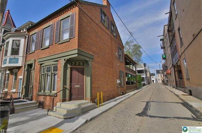 Building Photo - 325 N Eighth St