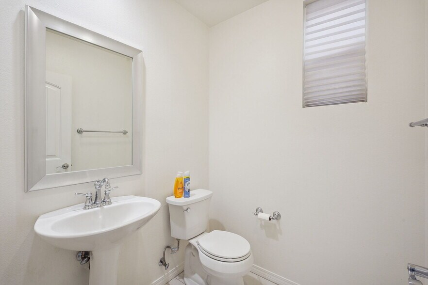 Building Photo - 5858 Levi Ln