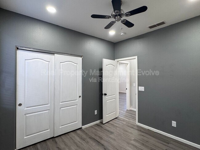 Building Photo - 5814 W Alice Ave