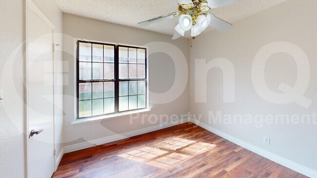 Building Photo - 1517 Yorkshire Dr
