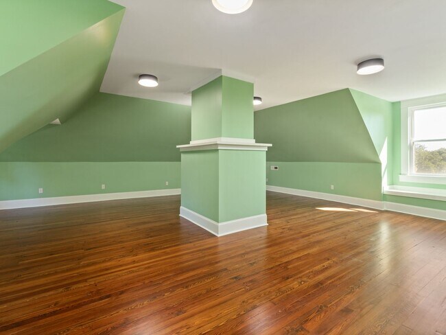 Building Photo - 402 S Chester St
