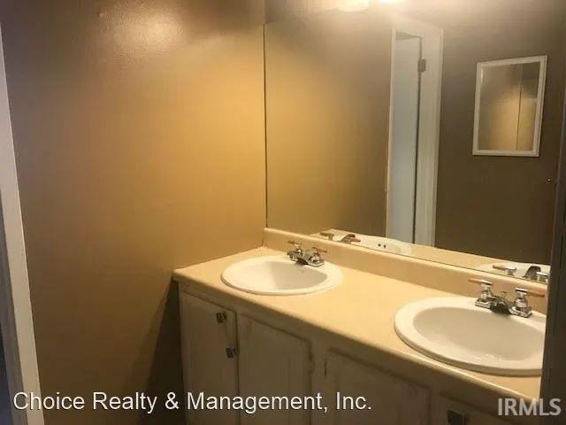 Building Photo - 1615 S Buffstone Ct