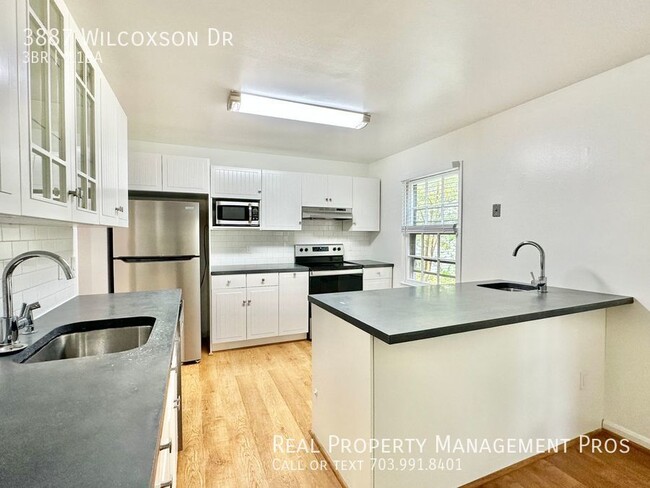 Building Photo - Gorgeous End Unit in Fairfax City!