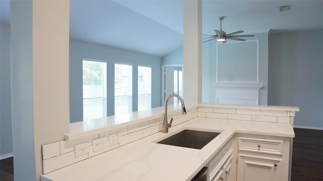 Building Photo - 3915 Summerfield Dr